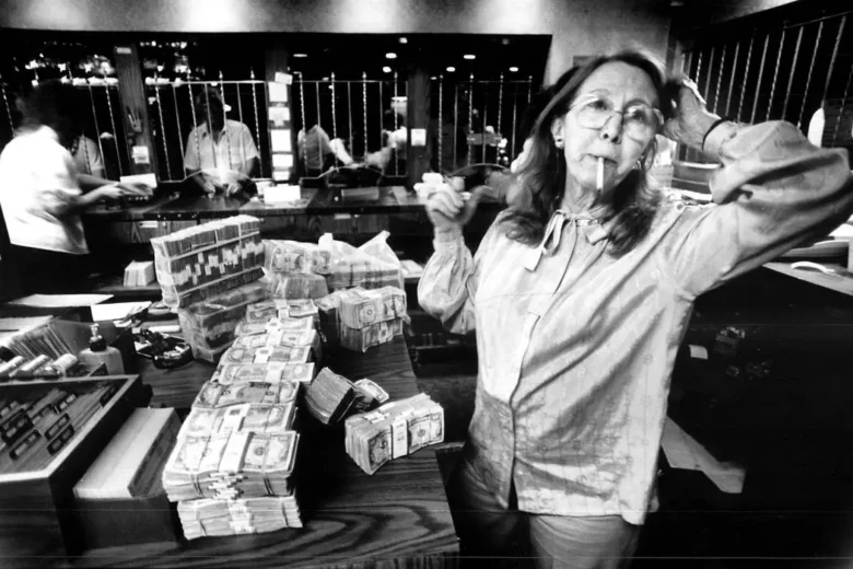 Teddy Jane Binion, wife of casino owner Benny Binion, counts $4 millions before Main Event starts in 1985